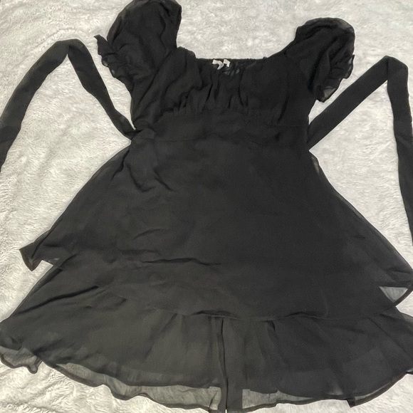 Medium Black Puffy Dress with Tie-Back Detail - Picture 2 of 5